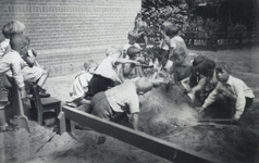 502130 Afbeelding van enkele spelende kinderen op het schoolplein van de Fröbelschool Ondiep 63 te Utrecht.